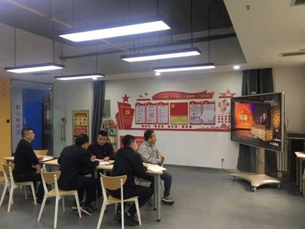 一群人在餐廳里中度可信度描述已自動(dòng)生成