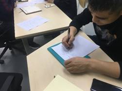 桌子上放著筆記本電腦的人中度可信度描述已自動(dòng)生成